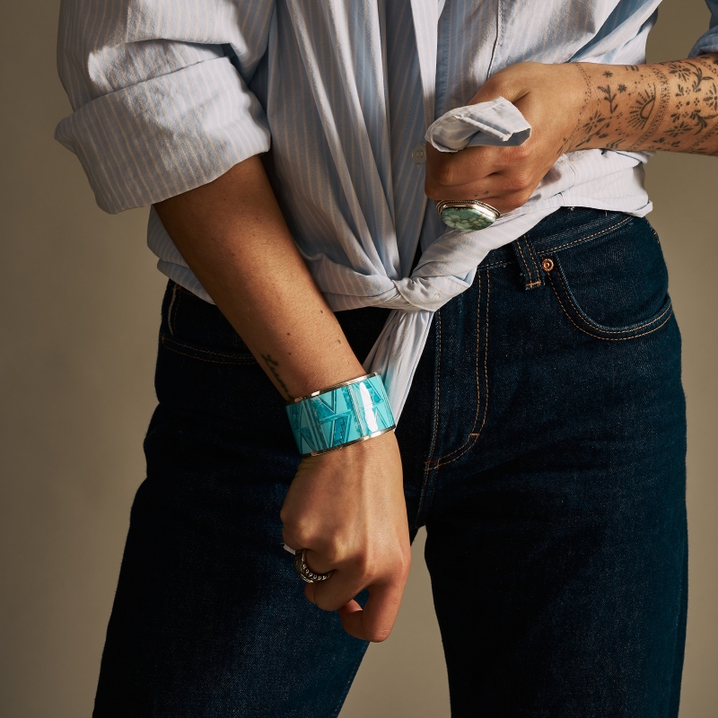 Beau bracelet manchette en marqueterie de turquoises et argent massif - Harpo Paris