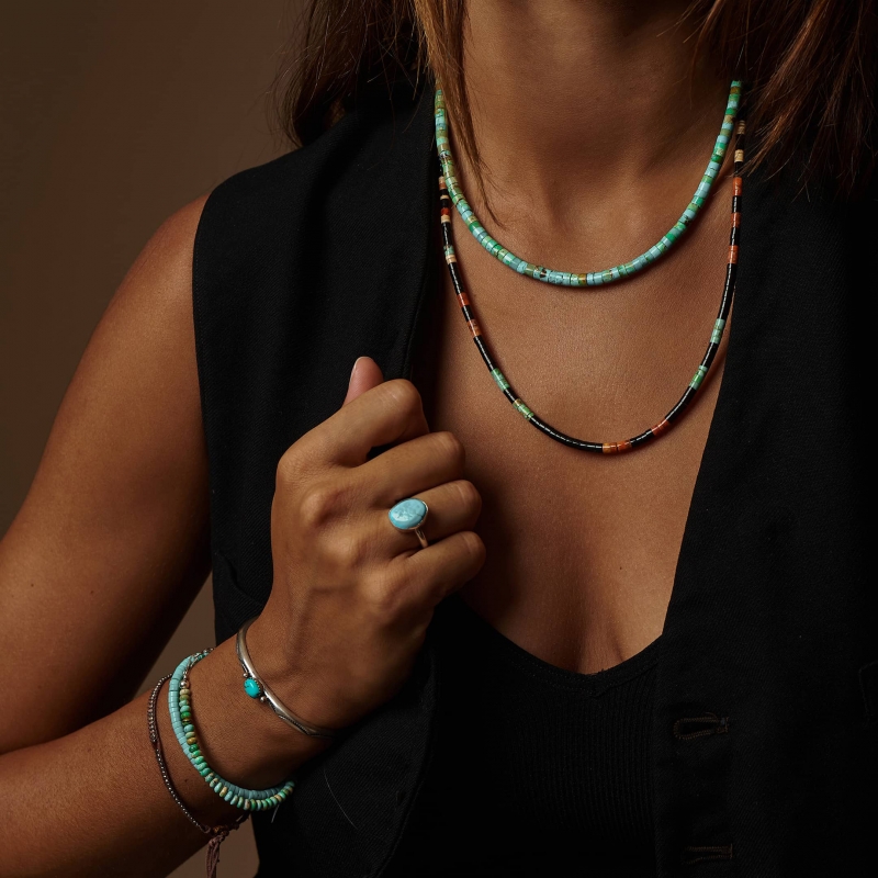 Collier Pueblo en perles Heshi de jais, coquillage et turquoise COP02 - Harpo Paris